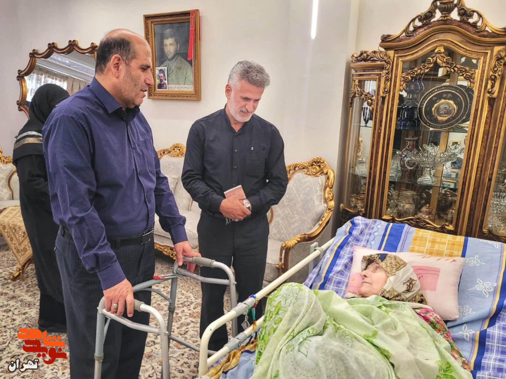 دیدار و عیادت مدیرکل بنیاد شهید تهران بزرگ از مادر شهیدان ملکی دیدار و عیادت مدیرکل بنیاد شهید تهران بزرگ از مادر شهیدان ملکی