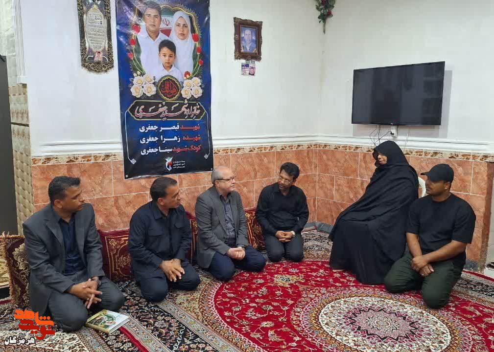 دیدار و تجلیل از خانواده شهیدان جعفری در قشم با حضور مدیرکل بنیاد شهید هرمزگان دیدار و تجلیل از خانواده شهیدان جعفری در قشم با حضور مدیرکل بنیاد شهید هرمزگان