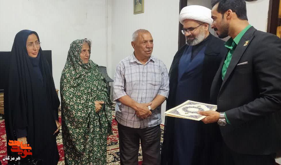 تجلیل از خانواده شهدای حاجیآباد با حضور نماینده ولیفقیه در بنیاد شهید هرمزگان تجلیل از خانواده شهدای حاجیآباد با حضور نماینده ولیفقیه در بنیاد شهید هرمزگان