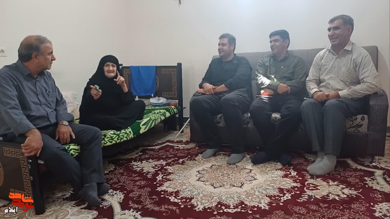 دیدار فرماندار چرداول با مادر شهید والامقام دوستعلی باوندی؛ تجلیل از صبر و ایثار مادران شهدا دیدار فرماندار چرداول با مادر شهید والامقام دوستعلی باوندی؛ تجلیل از صبر و ایثار مادران شهدا