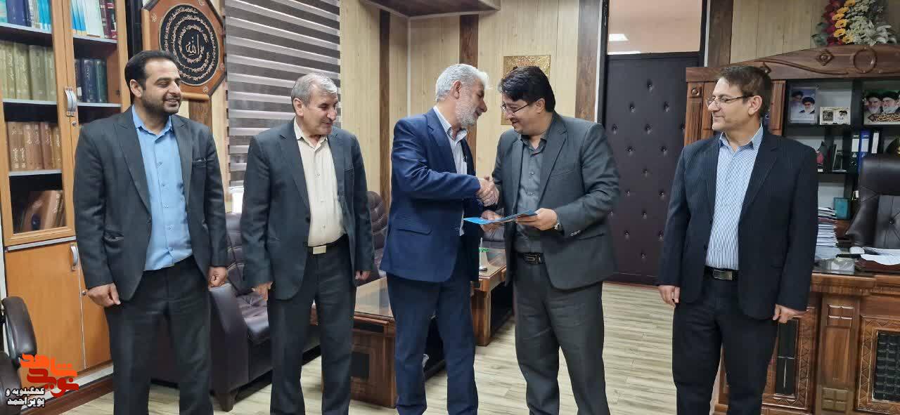 تجلیل مدیرکل بنیاد شهید کهگیلویه و بویراحمد از سردبیر و خبرنگار «نوید شاهد» و «ایثار» استان تجلیل مدیرکل بنیاد شهید کهگیلویه و بویراحمد از سردبیر و خبرنگار «نوید شاهد» و «ایثار» استان