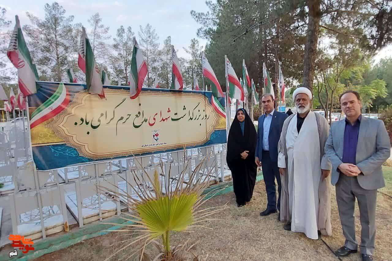 کارمندان بنیاد شهید قم به مقام شهدای مدافع حرم ادای احترام کردند کارمندان بنیاد شهید قم به مقام شهدای مدافع حرم ادای احترام کردند