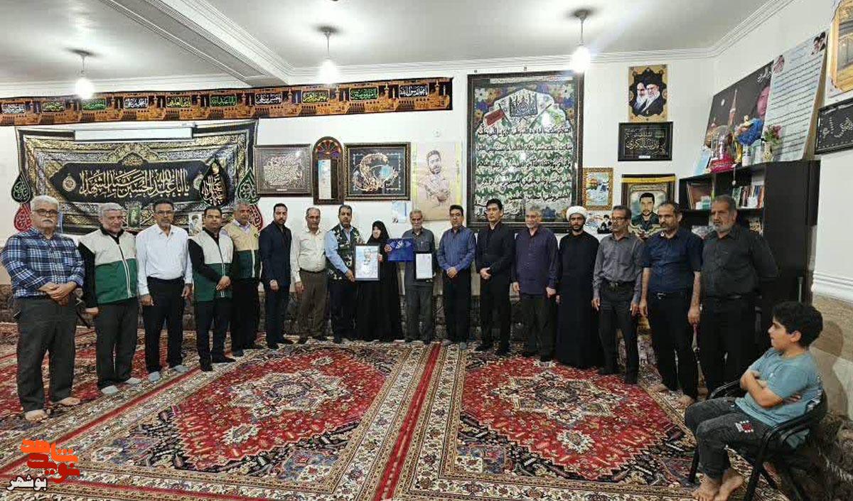 عطرِ حریمِ رضوی در خانه نخستین شهید مدافع حرم بوشهر عطرِ حریمِ رضوی در خانه نخستین شهید مدافع حرم بوشهر