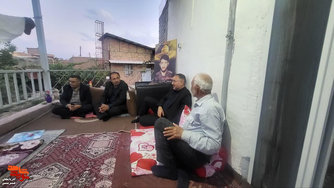 دیدار معاون سیاسی استاندار  و مدیرکل بنیاد شهید  استان با خانواده شهید مدافع حرم «مصطفی قاسم‌پور»