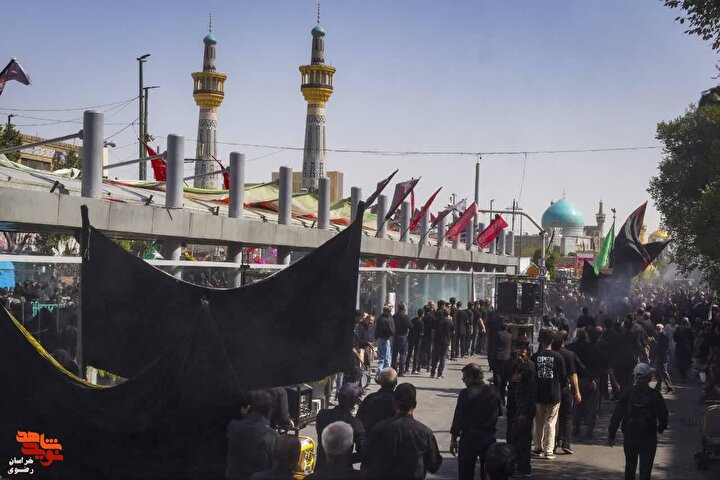 گزارش تصویری/ تصاویری از حضور دلدادگان و عاشقان حضرت امام رضا (ع) در سوگ شهادت امام مهربانی‌ها