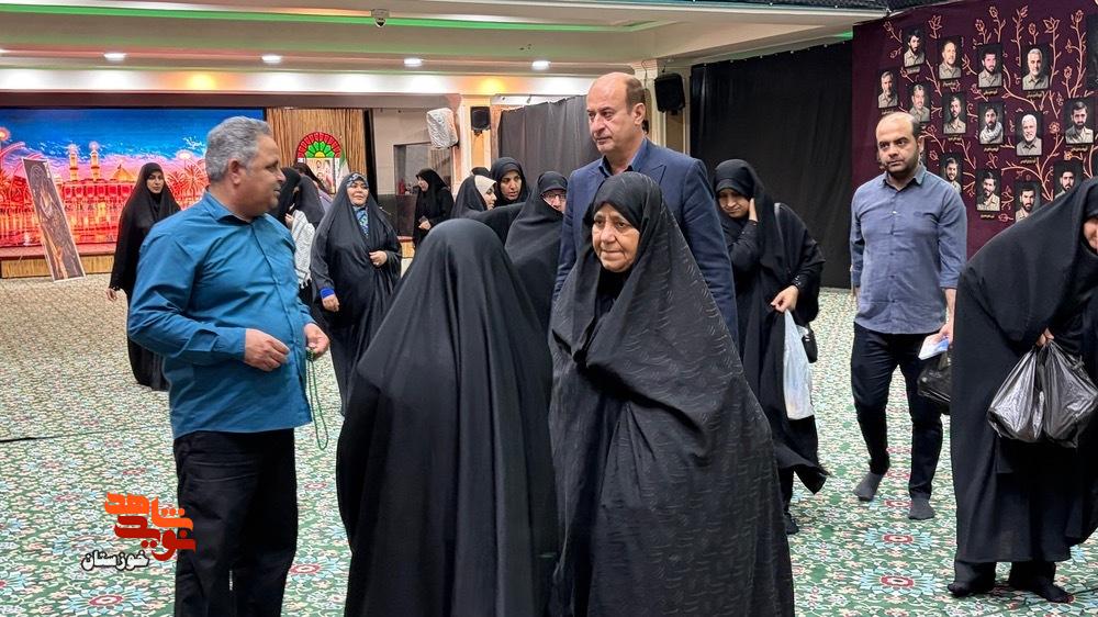 گزارش/ گردهمایی صمیمانه همسران شهدای مدافع حرم در یادمان شهید علی هاشمی گزارش/ گردهمایی صمیمانه همسران شهدای مدافع حرم در یادمان شهید علی هاشمی