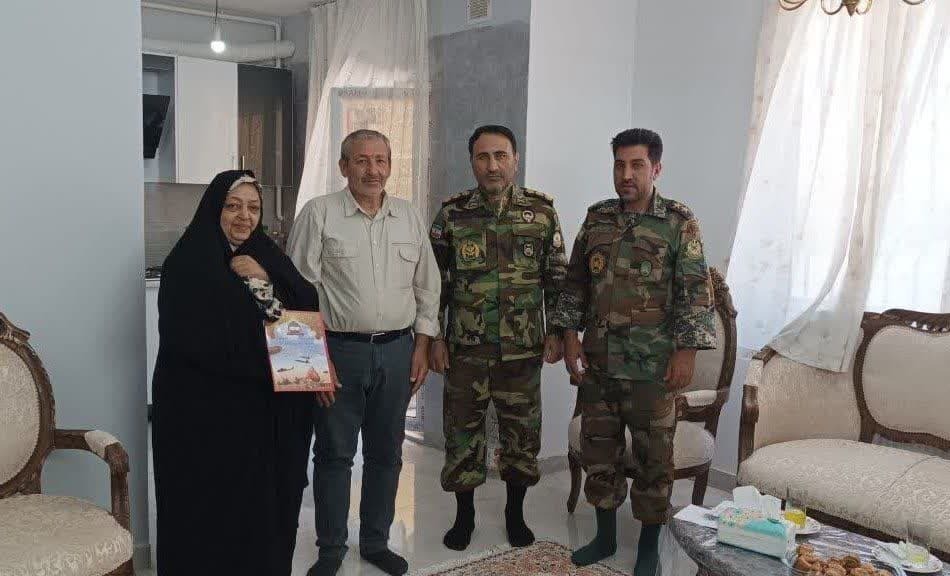 دیدار کارکنان ارتش با خانواده شهید اقتدار «پویا آموسی» دیدار کارکنان ارتش با خانواده شهید اقتدار «پویا آموسی»