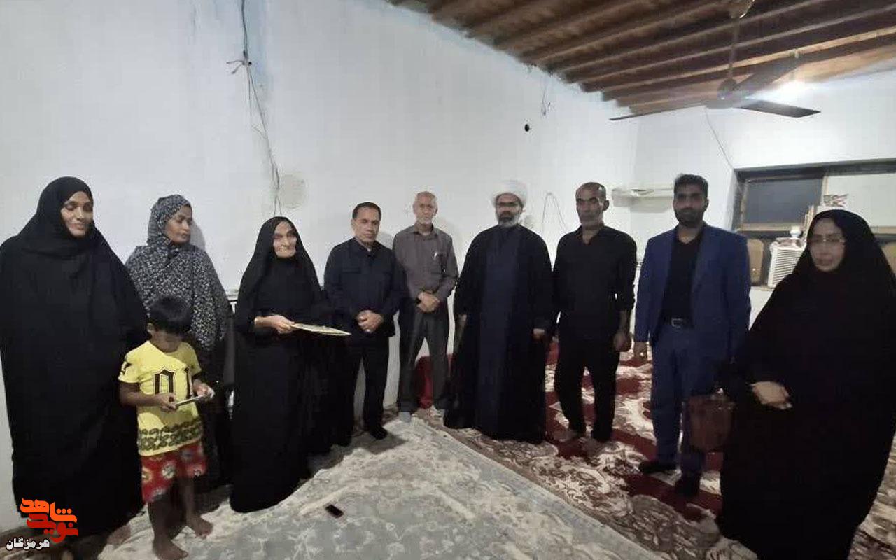 دیدار با خانواده شهدای جاویدالاثر جنگ رمضان در جزیره هرمز دیدار با خانواده شهدای جاویدالاثر جنگ رمضان در جزیره هرمز