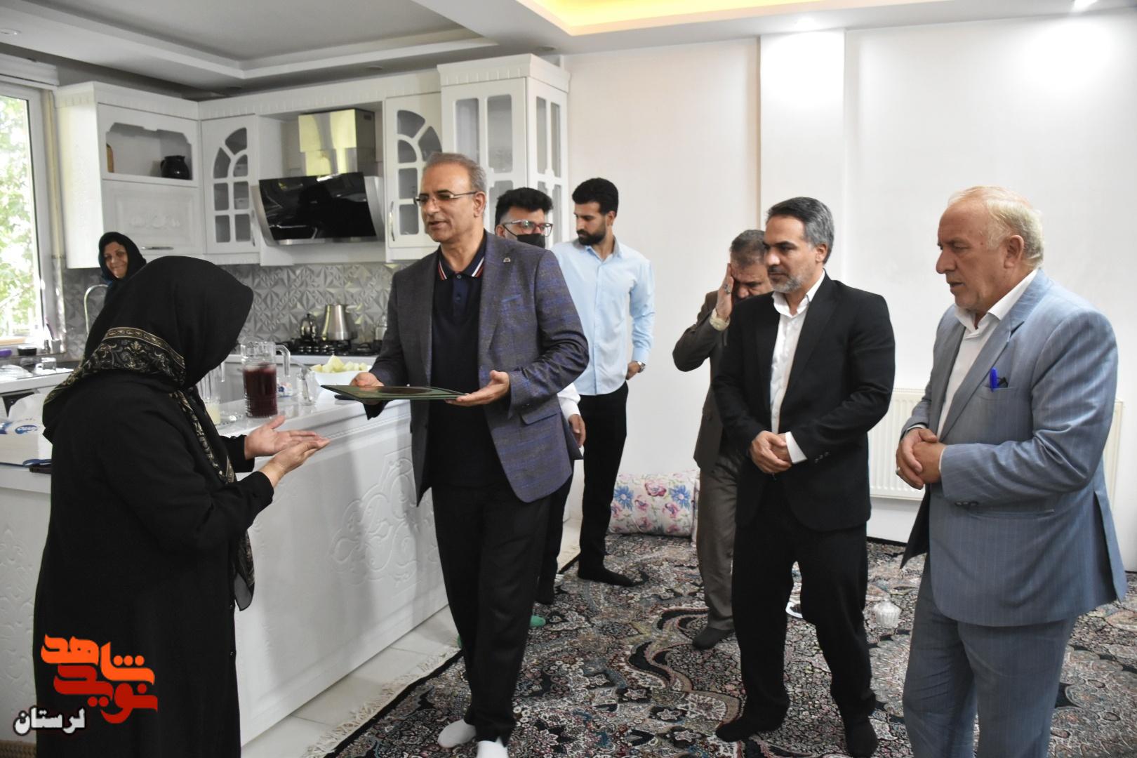 دیدار مدیرکل بنیاد شهید و امور ایثارگران لرستان با خانواده شهدای خرمآباد دیدار مدیرکل بنیاد شهید و امور ایثارگران لرستان با خانواده شهدای خرمآباد