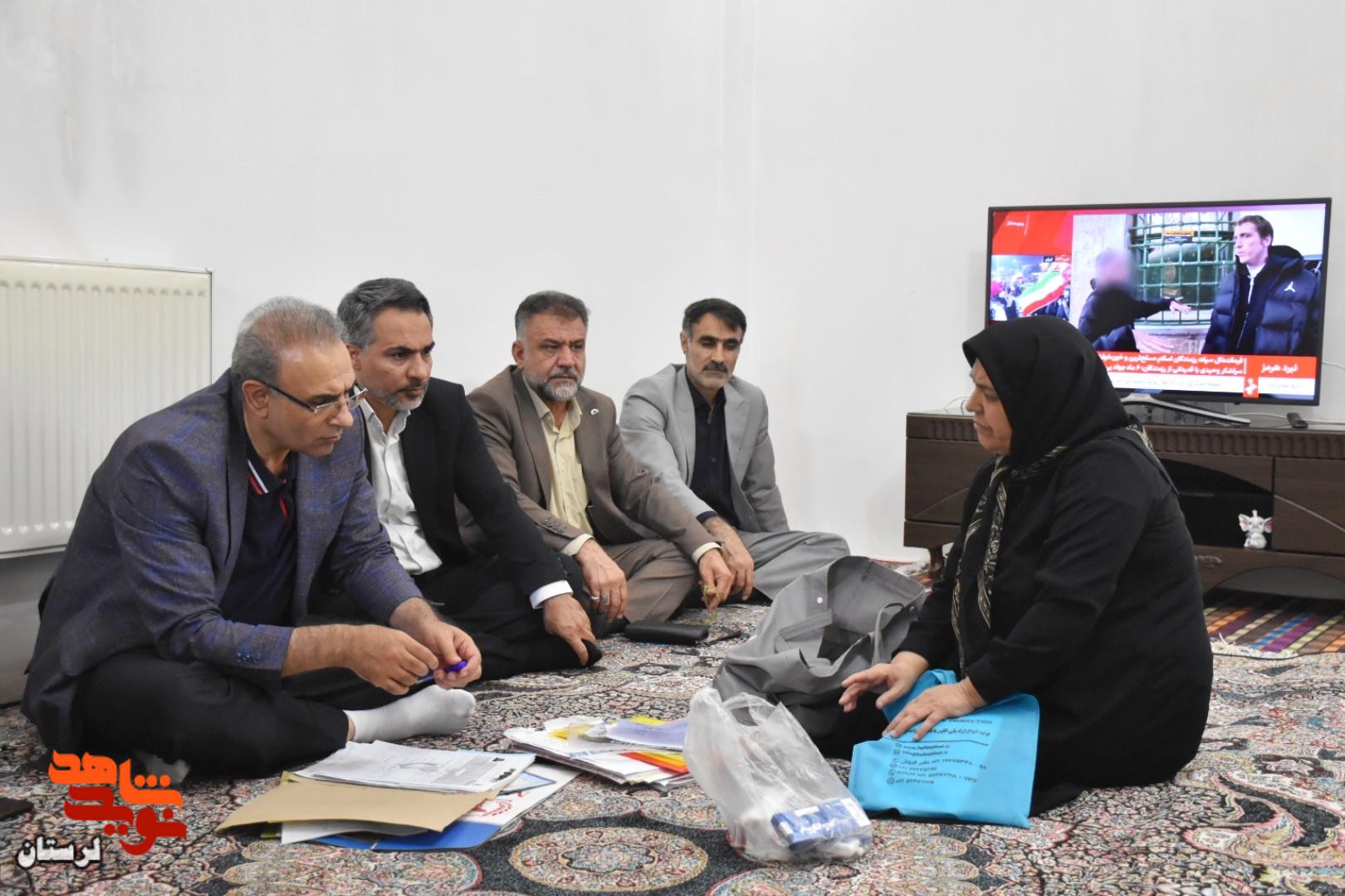 دیدار مدیرکل بنیاد شهید و امور ایثارگران لرستان با خانواده شهدای خرمآباد دیدار مدیرکل بنیاد شهید و امور ایثارگران لرستان با خانواده شهدای خرمآباد