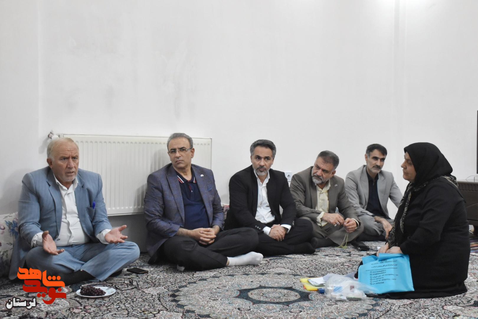 دیدار مدیرکل بنیاد شهید و امور ایثارگران لرستان با خانواده شهدای خرمآباد دیدار مدیرکل بنیاد شهید و امور ایثارگران لرستان با خانواده شهدای خرمآباد