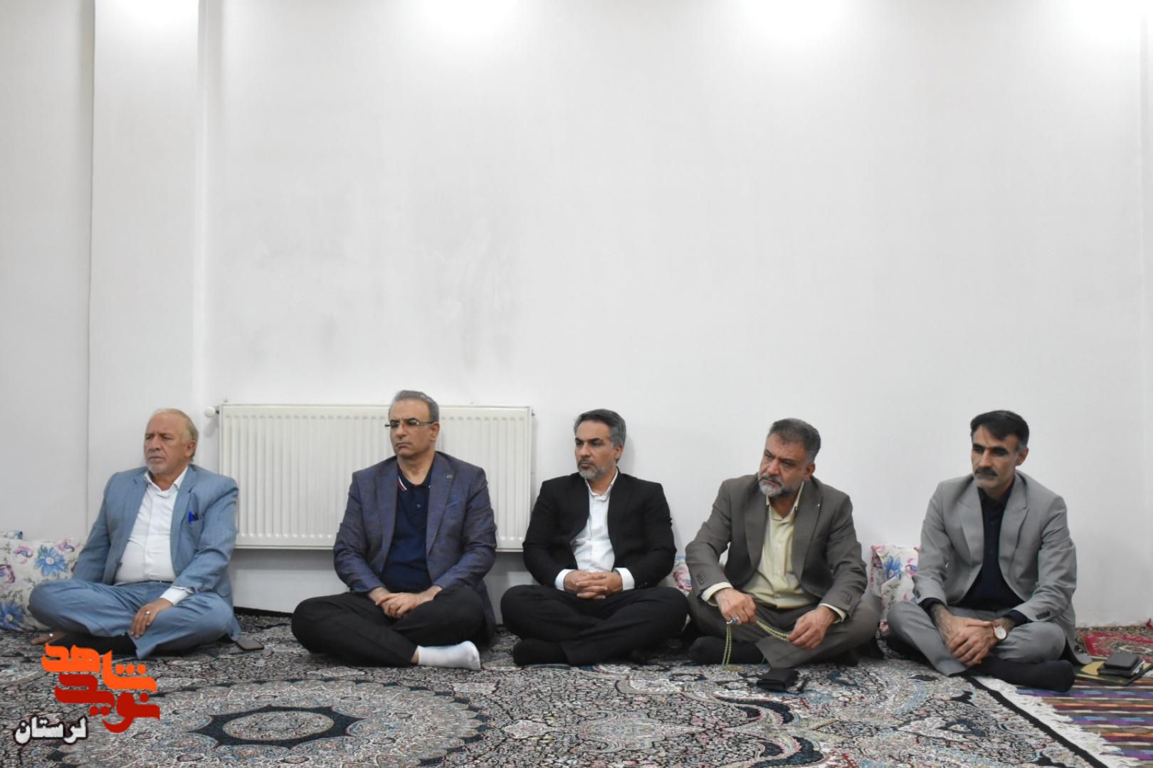 دیدار مدیرکل بنیاد شهید و امور ایثارگران لرستان با خانواده شهدای خرمآباد دیدار مدیرکل بنیاد شهید و امور ایثارگران لرستان با خانواده شهدای خرمآباد