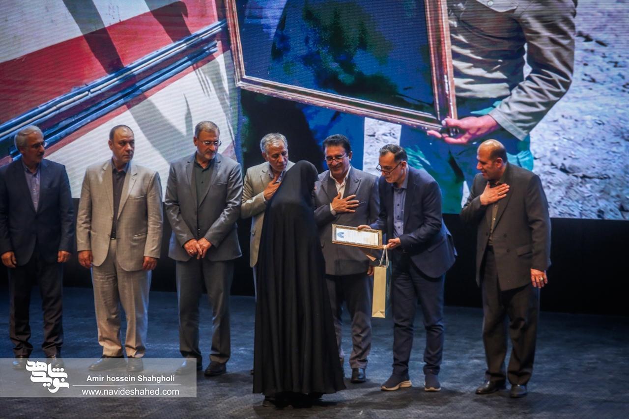 تجلیل از «الماس های درخشان» همزمان با اربعین آقای شهید ایران تجلیل از «الماس های درخشان» همزمان با اربعین آقای شهید ایران