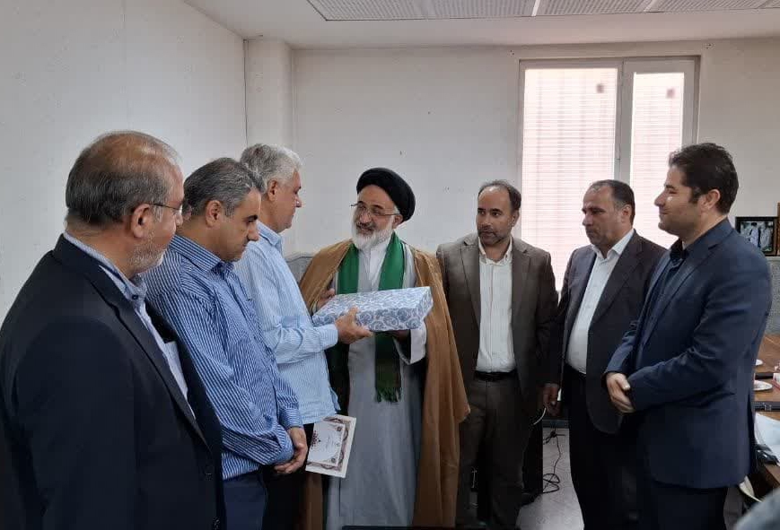 مسئولان بخش محمدیه از آزاده «مرادی» تجلیل کردند مسئولان بخش محمدیه از آزاده «مرادی» تجلیل کردند
