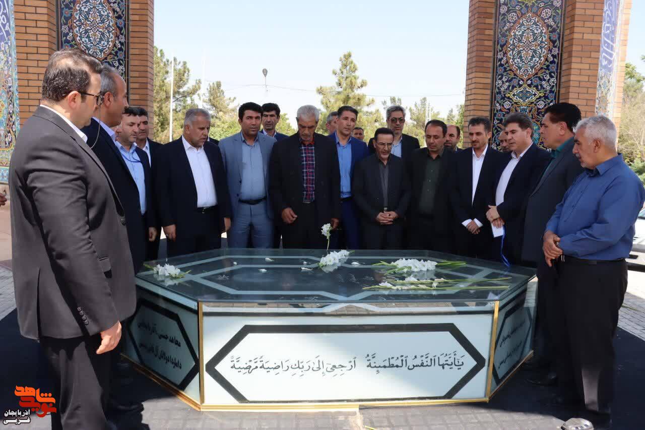 عطر افشانی مزار شهدای در سالروز ورود آزادگان سرافراز به میهن اسلامی در ارومیه عطر افشانی مزار شهدای در سالروز ورود آزادگان سرافراز به میهن اسلامی در ارومیه