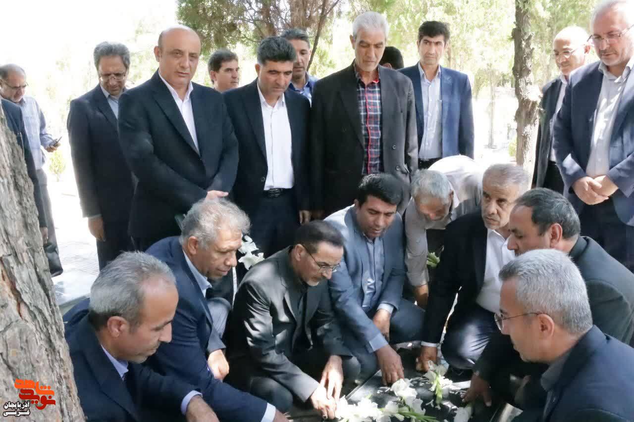 عطر افشانی مزار شهدای در سالروز ورود آزادگان سرافراز به میهن اسلامی در ارومیه عطر افشانی مزار شهدای در سالروز ورود آزادگان سرافراز به میهن اسلامی در ارومیه