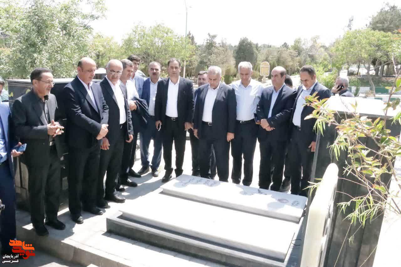 عطر افشانی مزار شهدای در سالروز ورود آزادگان سرافراز به میهن اسلامی در ارومیه عطر افشانی مزار شهدای در سالروز ورود آزادگان سرافراز به میهن اسلامی در ارومیه