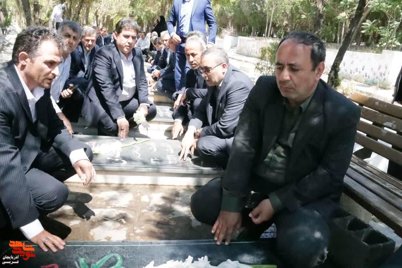 عطر افشانی مزار شهدای در سالروز ورود آزادگان سرافراز به میهن اسلامی در ارومیه عطر افشانی مزار شهدای در سالروز ورود آزادگان سرافراز به میهن اسلامی در ارومیه