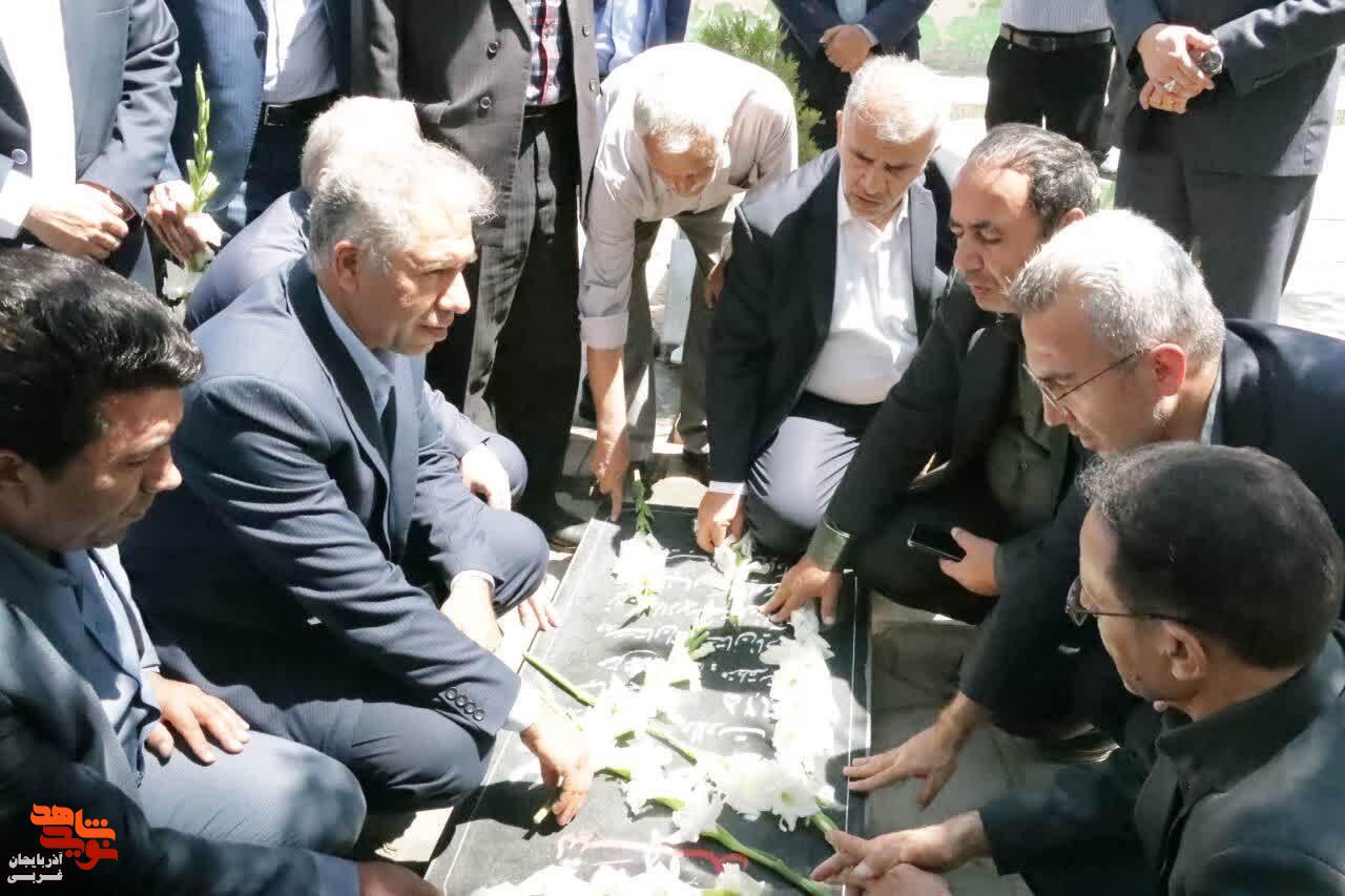 عطر افشانی مزار شهدای در سالروز ورود آزادگان سرافراز به میهن اسلامی در ارومیه عطر افشانی مزار شهدای در سالروز ورود آزادگان سرافراز به میهن اسلامی در ارومیه