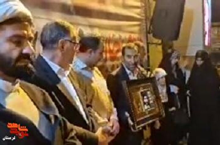 تجلیل از خانواده شهید غریب اسارت دلفان در ۱۷۰ مین شب اجتماعات مردمی