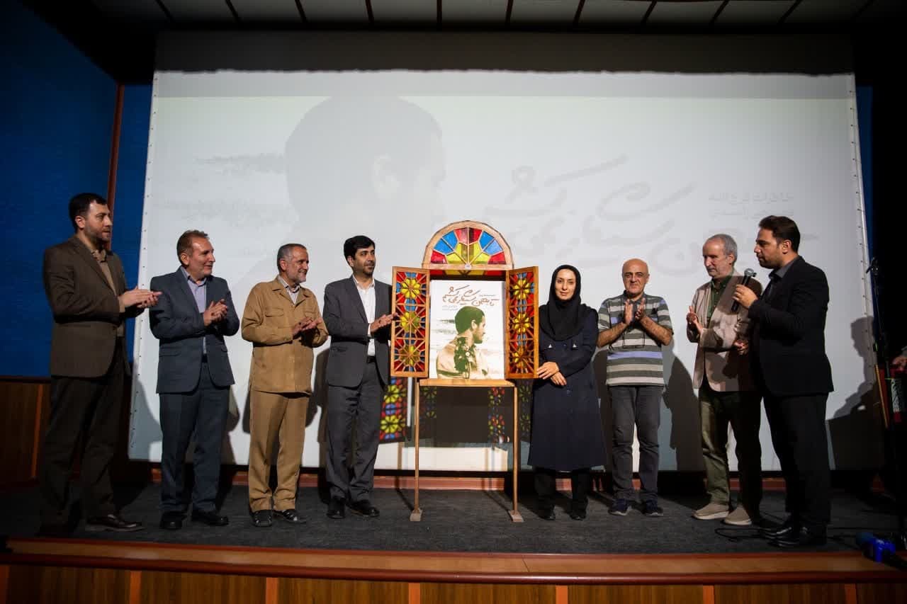 آیین رونمایی از کتاب «تا بهمن سیگار نمی کشم » در قزوین برگزار شد آیین رونمایی از کتاب «تا بهمن سیگار نمی کشم » در قزوین برگزار شد