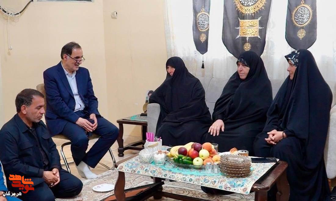 دیدار معاون رئیسجمهور با خانواده شهید سردار علیرضا تنگسیری دیدار معاون رئیسجمهور با خانواده شهید سردار علیرضا تنگسیری