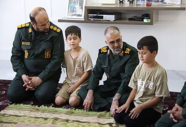 دیدار صمیمی سردار حسینی با خانواده شهید اهل سنت کمال عطازاده از شهدای جنگ رمضان