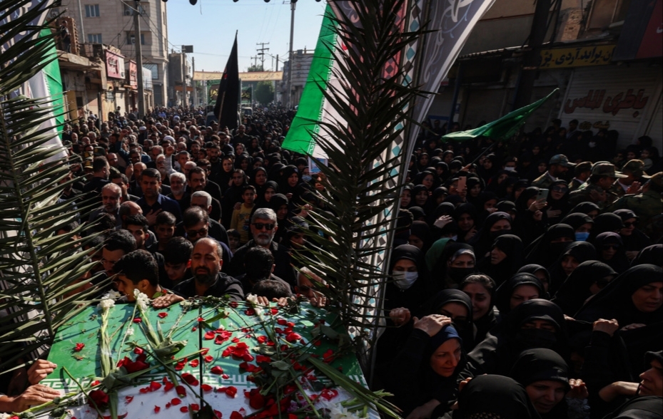 مراسم وداع و خاکسپاری چهار شهید حمله موشکی دشمن در اهواز برگزار شد مراسم وداع و خاکسپاری چهار شهید حمله موشکی دشمن در اهواز برگزار شد