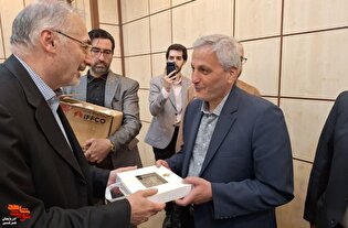 تجلیل از خانواده‌های شهدای جنگ تحمیلی ۱۲ روزه در تبریز
