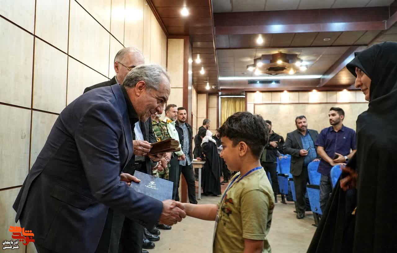 آیین تجلیل از خانوادههای شهدای جنگ تحمیلی ۱۲ روزه در تبریز آیین تجلیل از خانوادههای شهدای جنگ تحمیلی ۱۲ روزه در تبریز