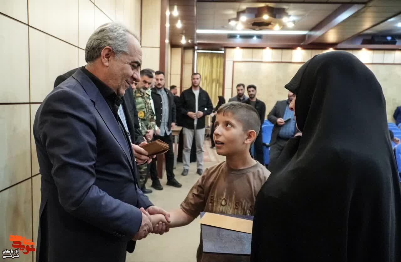 آیین تجلیل از خانوادههای شهدای جنگ تحمیلی ۱۲ روزه در تبریز آیین تجلیل از خانوادههای شهدای جنگ تحمیلی ۱۲ روزه در تبریز