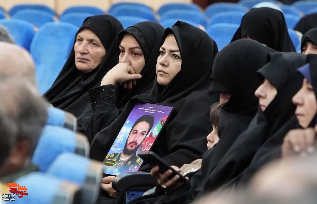 آیین تجلیل از خانوادههای شهدای جنگ تحمیلی ۱۲ روزه در تبریز آیین تجلیل از خانوادههای شهدای جنگ تحمیلی ۱۲ روزه در تبریز