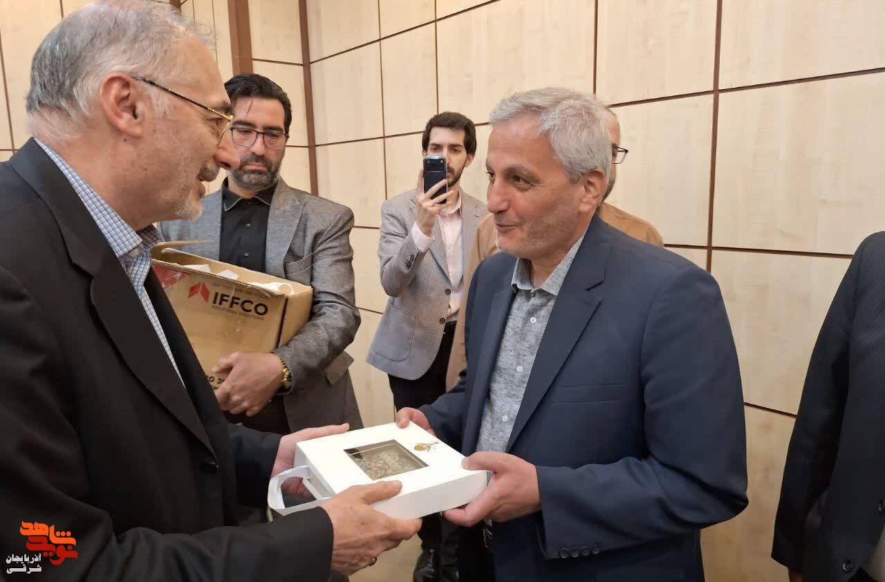آیین تجلیل از خانوادههای شهدای جنگ تحمیلی ۱۲ روزه در تبریز آیین تجلیل از خانوادههای شهدای جنگ تحمیلی ۱۲ روزه در تبریز
