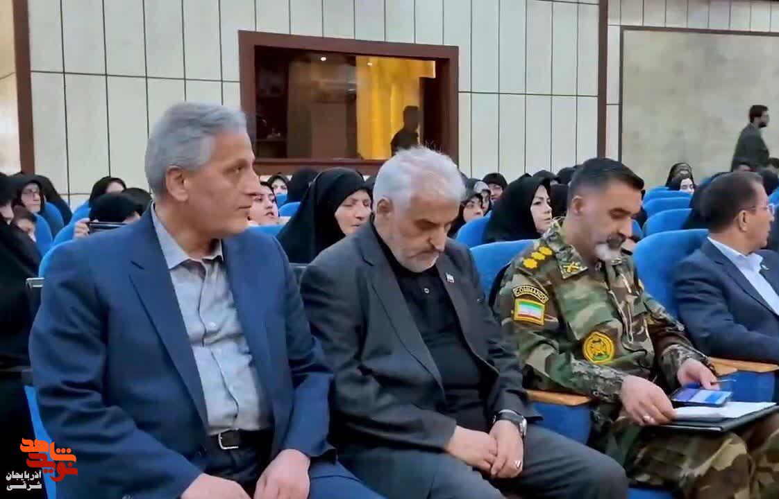 آیین تجلیل از خانوادههای شهدای جنگ تحمیلی ۱۲ روزه در تبریز آیین تجلیل از خانوادههای شهدای جنگ تحمیلی ۱۲ روزه در تبریز