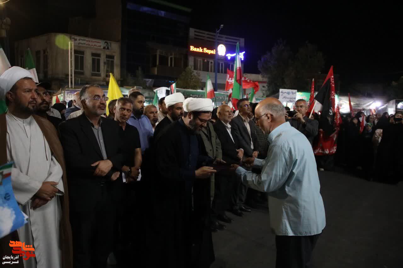 تجلیل از جمعی از آزادگان سرافراز در یکصد و هفتاد و یکمین تجمع شبانه «حماسه حضور و ایستادگی ایران قوی» در ارومیه تجلیل از جمعی از آزادگان سرافراز در یکصد و هفتاد و یکمین تجمع شبانه «حماسه حضور و ایستادگی ایران قوی» در ارومیه