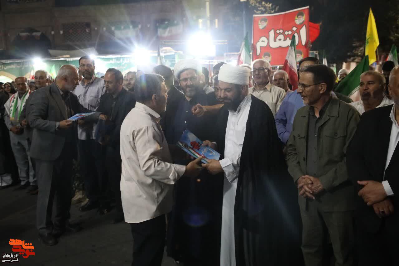 تجلیل از جمعی از آزادگان سرافراز در یکصد و هفتاد و یکمین تجمع شبانه «حماسه حضور و ایستادگی ایران قوی» در ارومیه تجلیل از جمعی از آزادگان سرافراز در یکصد و هفتاد و یکمین تجمع شبانه «حماسه حضور و ایستادگی ایران قوی» در ارومیه