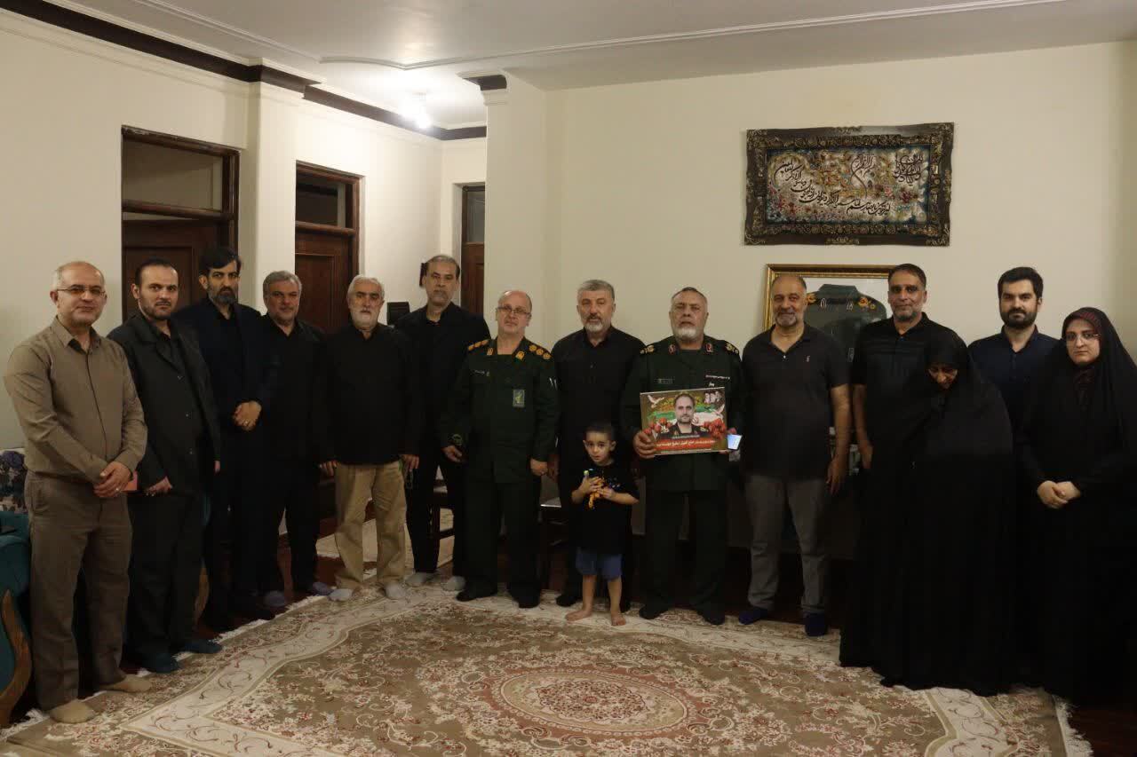 دیدار فرمانده لشکر ۲۵ کربلا با خانواده سرداران حقبین و مطیعدوست دیدار فرمانده لشکر ۲۵ کربلا با خانواده سرداران حقبین و مطیعدوست