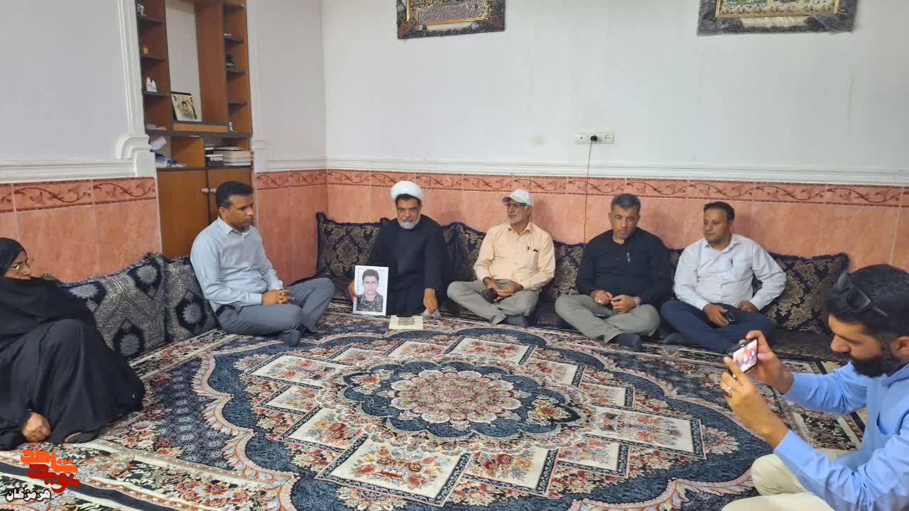 دیدار و تجلیل از خانواده شهید «مجتبی امیری دوماری» در شهرستان قشم دیدار و تجلیل از خانواده شهید «مجتبی امیری دوماری» در شهرستان قشم