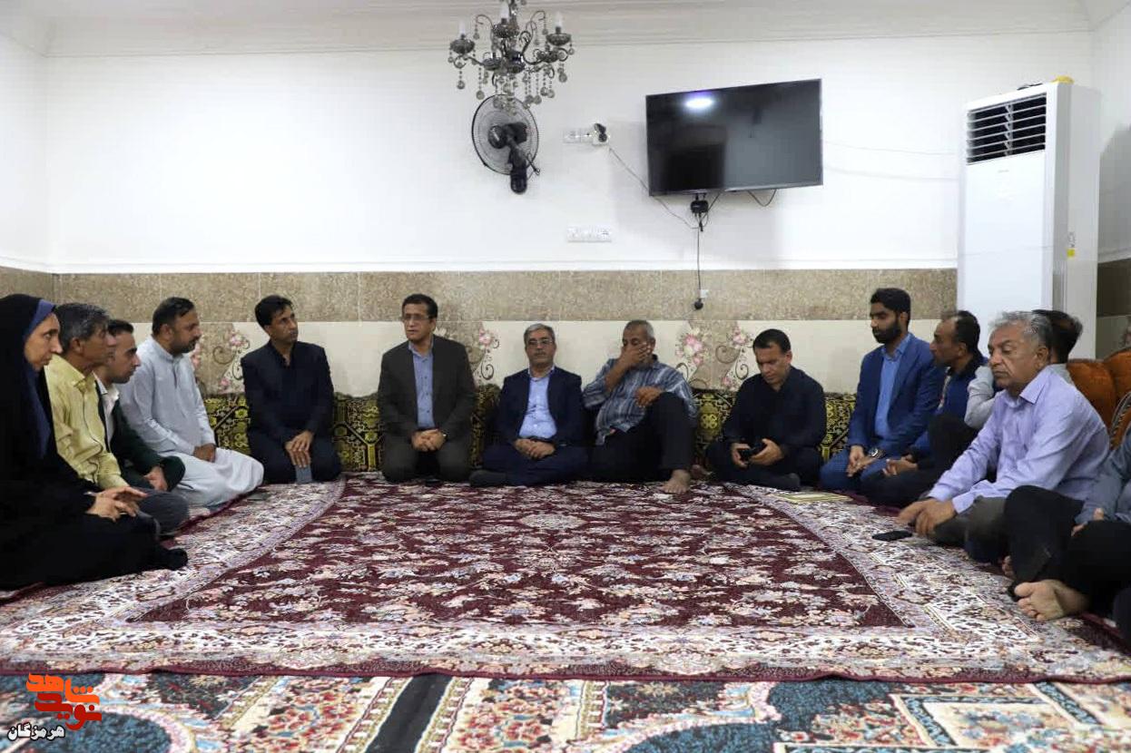 مدیرکل بنیاد شهید هرمزگان با خانوادههای شهید مویدی و شهید دردمند دیدار کرد مدیرکل بنیاد شهید هرمزگان با خانوادههای شهید مویدی و شهید دردمند دیدار کرد