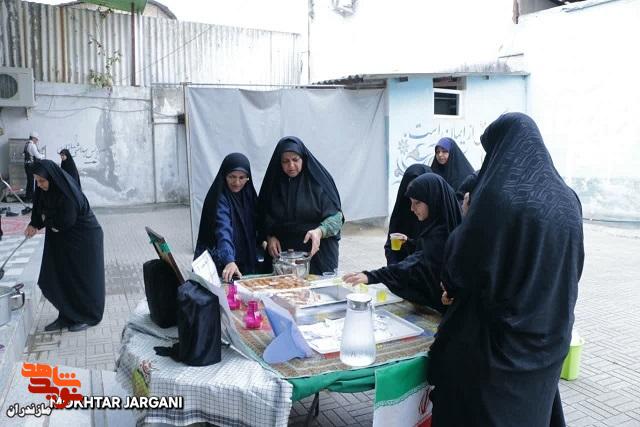 عطرافشانی معنوی در میعادگاه نماز جمعه؛ «ایستگاه رزق شهدایی» در میاندورود برپا شد