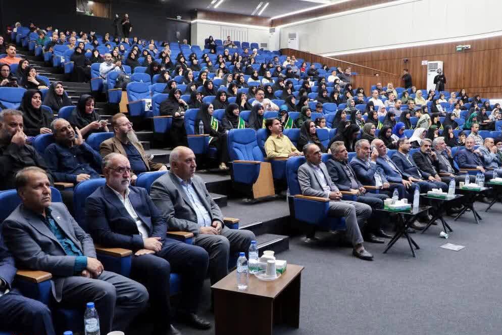 درخشش شاعر گیلانی در دهمین کنگره ملی شعر ایثار درخشش شاعر گیلانی در دهمین کنگره ملی شعر ایثار