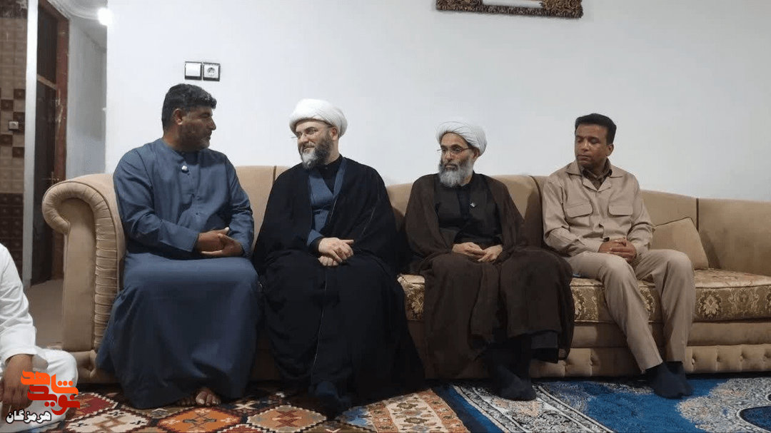 حضور رئیس سازمان تبلیغات اسلامی در منزل خانواده شهدای اهل سنت هرمزگان حضور رئیس سازمان تبلیغات اسلامی در منزل خانواده شهدای اهل سنت هرمزگان