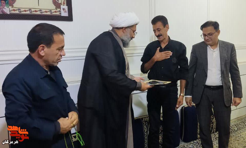 دیدار مدیرکل بنیاد شهید هرمزگان با خانواده شهدای جنگ تحمیلی سوم در حاجیآباد دیدار مدیرکل بنیاد شهید هرمزگان با خانواده شهدای جنگ تحمیلی سوم در حاجیآباد