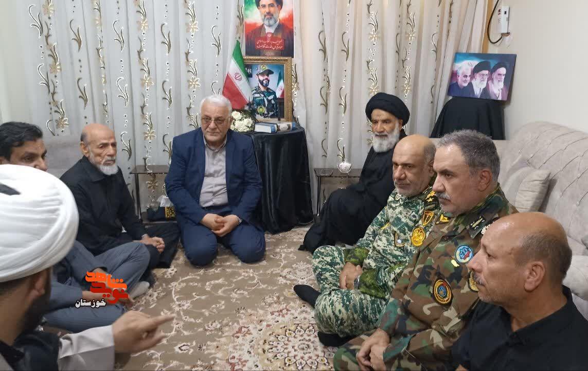 دیدار جانشین فرمانده نزاجا با خانواده‌های شهید «مهدی چراغپور» و «حامد شریفی» در اهواز