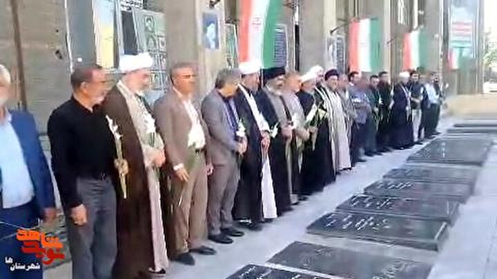 فیلم| عطرافشانی گلزار شهدای بهارستان با حضور مسئولین شهرستانی