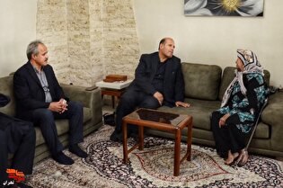 تجلیل مدیرکل بنیاد شهید تهران بزرگ از مادر شهید «داریوش سلطانی مهنه»