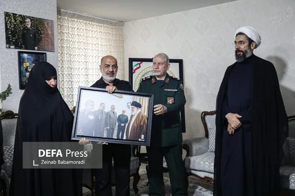 دیدار جمعی از اعضای دفتر حفظ و نشر آثار رهبر شهید انقلاب اسلامی با خانواده شهید حاجیزاده دیدار جمعی از اعضای دفتر حفظ و نشر آثار رهبر شهید انقلاب اسلامی با خانواده شهید حاجیزاده