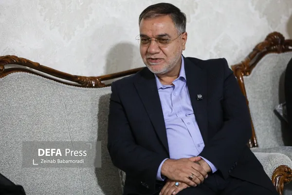 دیدار جمعی از اعضای دفتر حفظ و نشر آثار رهبر شهید انقلاب اسلامی با خانواده شهید حاجیزاده دیدار جمعی از اعضای دفتر حفظ و نشر آثار رهبر شهید انقلاب اسلامی با خانواده شهید حاجیزاده