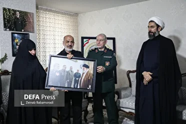 دیدار جمعی از اعضای دفتر حفظ و نشر آثار رهبر شهید انقلاب اسلامی با خانواده شهید حاجی‌زاده
