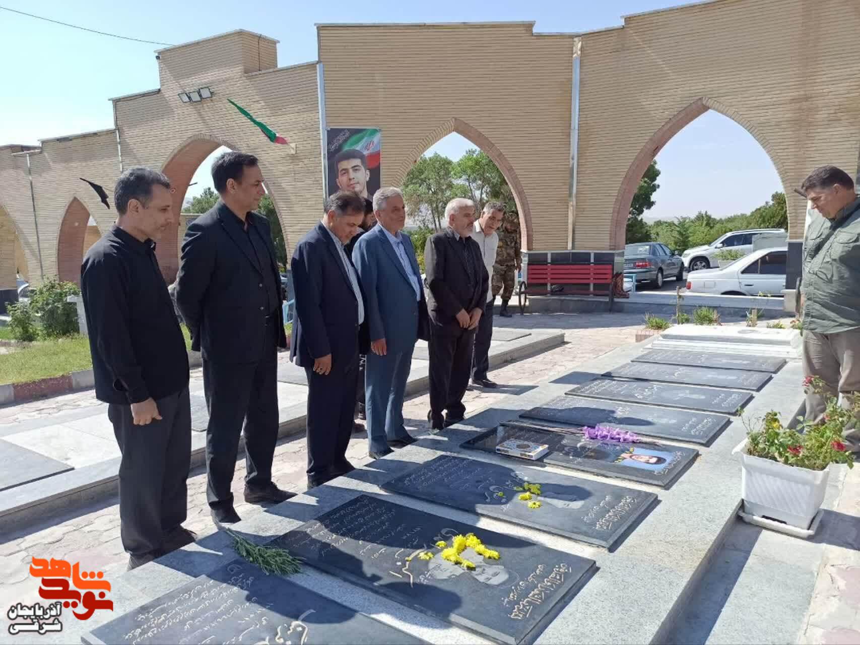 غبارروبی و عطرافشانی مزار شهدای مراغه برگزار شد